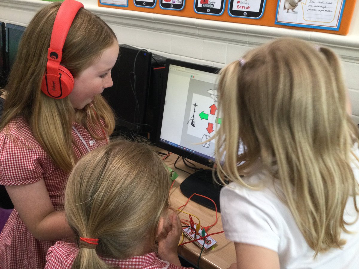 ArchibaldFirst's tweet photo. Year 3 had such fun with Julian from @gem_education. We made controllers using Makey Makeys, play dough, foil and even ourselves. We made our own games too. https://t.co/u60zDXeXAp