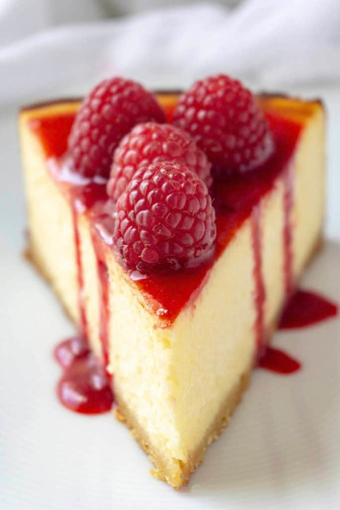 DreamyTechGirl's tweet image. WHITE CHOCOLATE RASPBERRY CHEESECAKE! recipe @ foodtasia.com/white-chocolat…