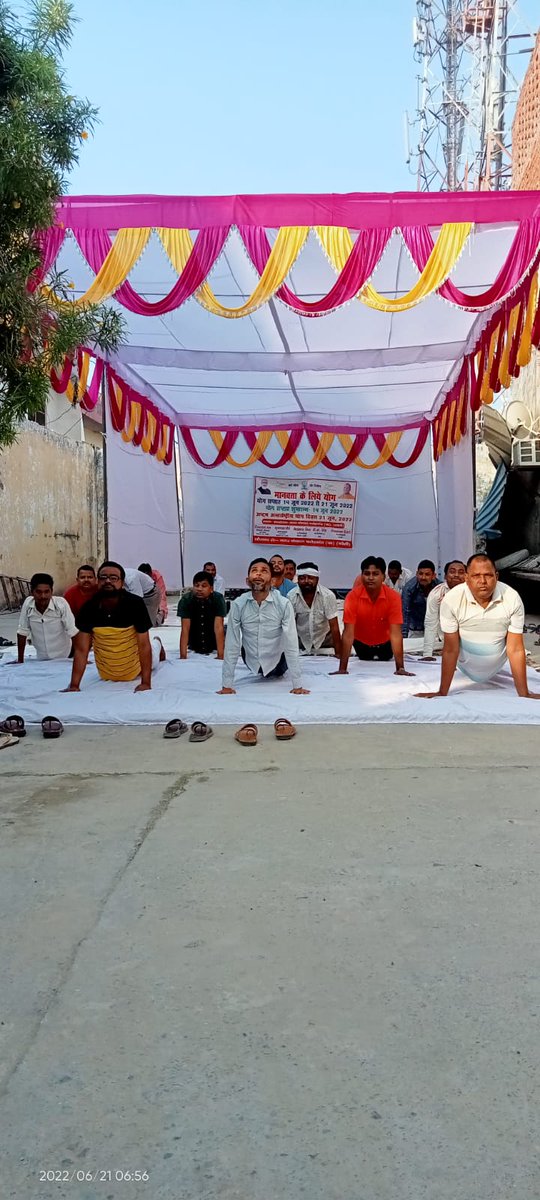 SurendraFth's tweet photo. चेयरमैन कृष्णपाल मौर्य जी, ईओ आलोक कुमार वर्मा जी, सभासद संजीव सिंह जी, कातिव रजनीश गंगवार जी, ओमांश गंगवार, चित्रांश गंगवार एवं समस्त स्टाफ के साथ 
आपका सुरेन्द्र गंगवार
@CSCegov_
@moayush 
@CSCSPV_Health 
#YogaForHumanity2022
#AzadiKaAmritMahotsav 
#MyYogaMyPose 
#CSCIDY2022 https://t.co/SUKDPvvCZz