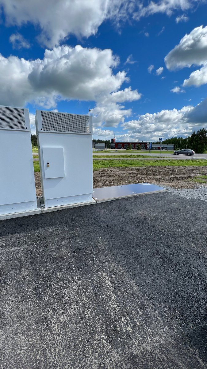 ovainio's tweet photo. @T1Heikkila Tein itse kans tästä päätelmän, kun kävin tuola perjantaina, että lienee 8 paikan laajennusvara helposti. Hyvin tuli autoon 250kW tuolta. https://t.co/PFwZzD6M41