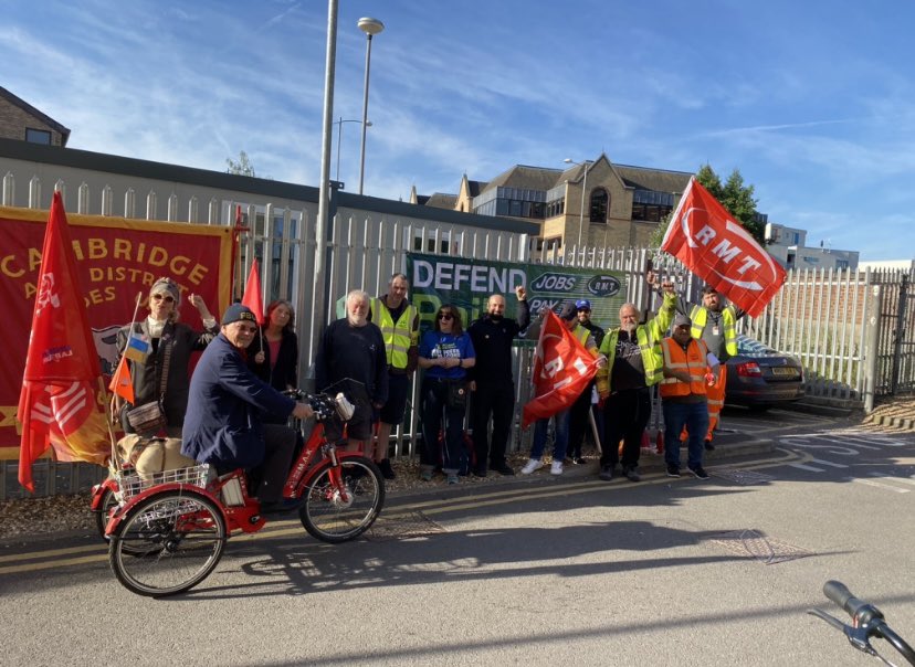 Strong @RMTunion pickets in Cambridge today and great support from passing commuters, students & @CambridgeLabour I stand in full support of the railway workers #CostOfLivingCrisis #DemandBetter #DecentJobs