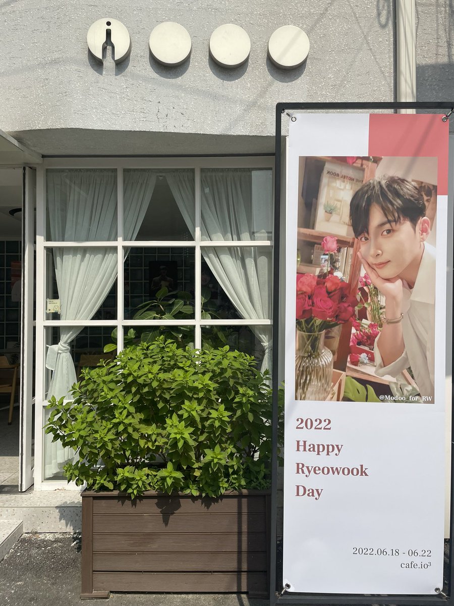 ELF_Dan_r9's tweet photo. #모두의_려욱_생일축하해
정말정말 예쁘고 아기자기하게 꾸며져 있었는데 너무 급하게 나왔다ㅠㅠ
준비하신 분이 얼마나 정성을 쏟았는지가 눈에 보이는 소품들!
특전도 다양하고 하나같이 다 맘에들어요💙 https://t.co/zFz1aGq2RR