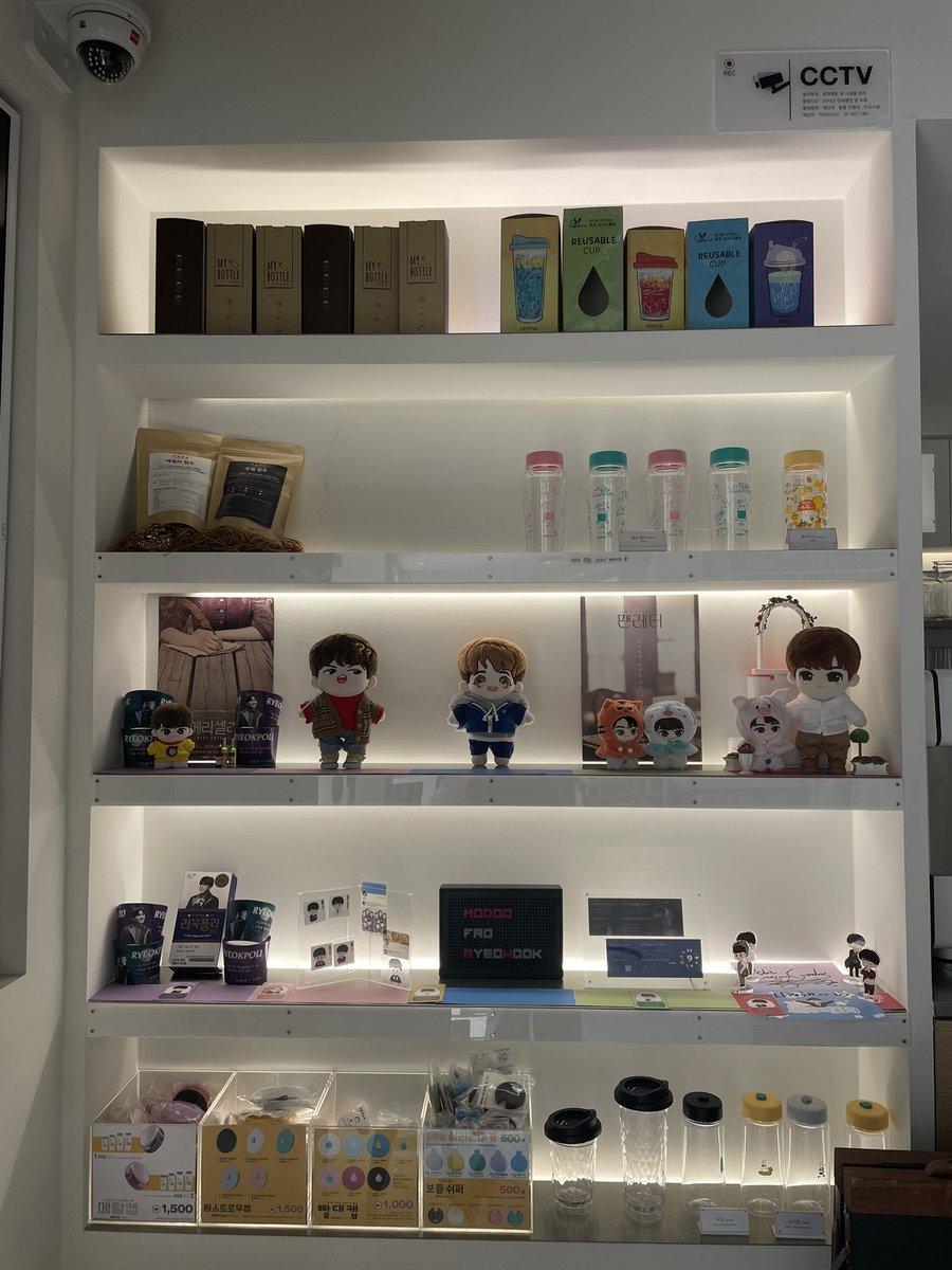 ELF_Dan_r9's tweet photo. #모두의_려욱_생일축하해
정말정말 예쁘고 아기자기하게 꾸며져 있었는데 너무 급하게 나왔다ㅠㅠ
준비하신 분이 얼마나 정성을 쏟았는지가 눈에 보이는 소품들!
특전도 다양하고 하나같이 다 맘에들어요💙 https://t.co/zFz1aGq2RR