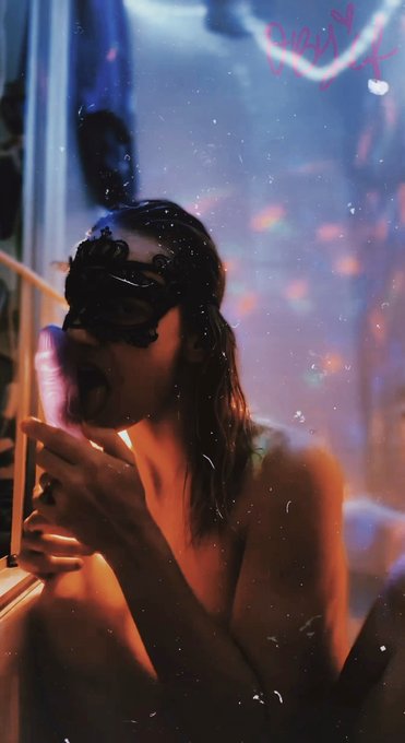 Blow clouds &amp; blow jobs https://t.co/cHTjB26KV2