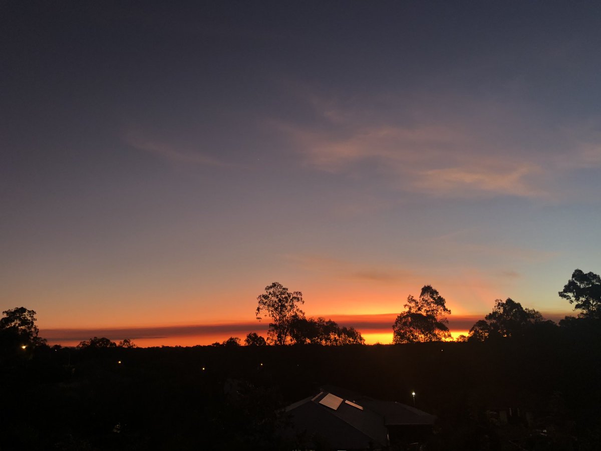 MandalouAu's tweet photo. The winter sky this evening 💘 #givemeallthecheesysunsetsplease #wispy #winter #sky #sunset #thatblue https://t.co/qxNJUWdcJn