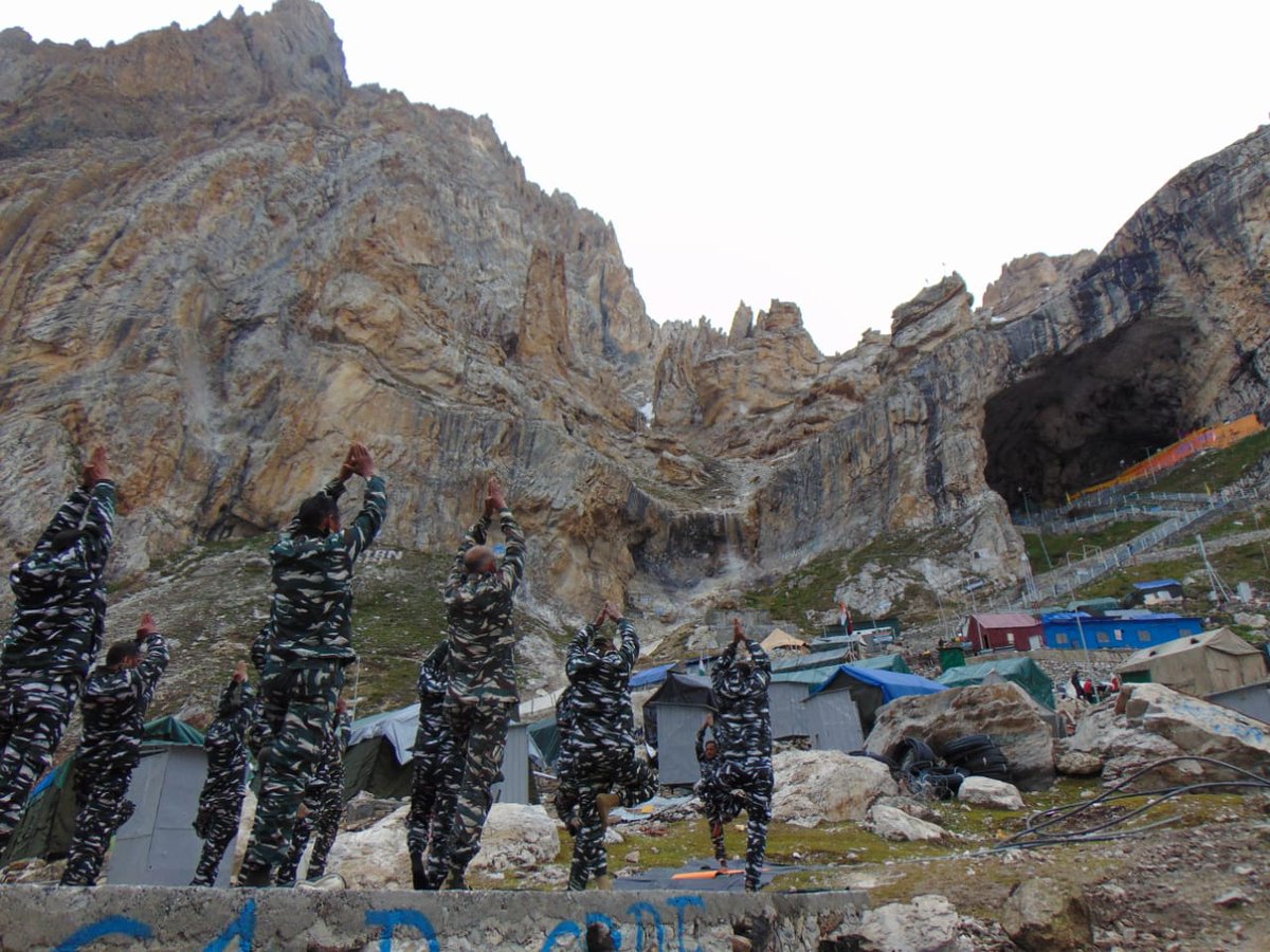 crpfindia's tweet photo. 13000ft पर योग:

पावन श्री अमरनाथ जी गुफा के सम्मुख योगासन कर #InternationalDayofYoga मनाते सीआरपीएफ के वीर।

#YogaForHumanity #YogaDay 
#IDY2022 https://t.co/l4qVnGa6ay