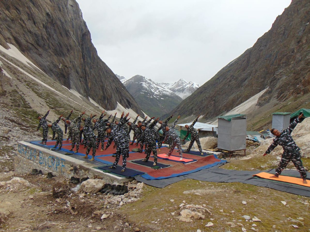 crpfindia's tweet photo. 13000ft पर योग:

पावन श्री अमरनाथ जी गुफा के सम्मुख योगासन कर #InternationalDayofYoga मनाते सीआरपीएफ के वीर।

#YogaForHumanity #YogaDay 
#IDY2022 https://t.co/l4qVnGa6ay