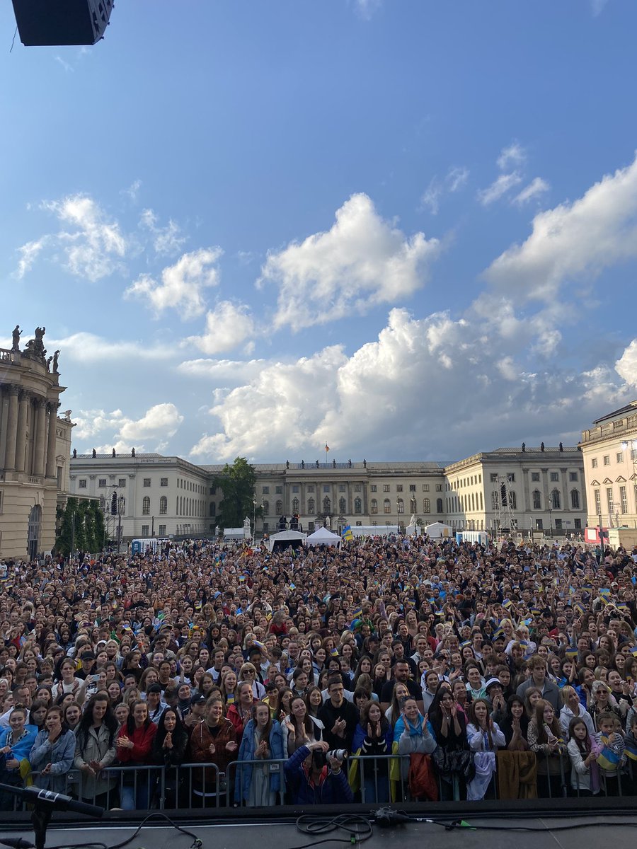 #LifeWillWin: Die Staatssekretärin für Engagement und Demokratieförderung @amtrasnea hat gestern Abend das Benefitz-Konzert im Rahmen des #Kultursommerfestival​s am Bebelplatz eröffnet. Berlin setzt damit ein Zeichen der Solidarität mit der #Ukraine.