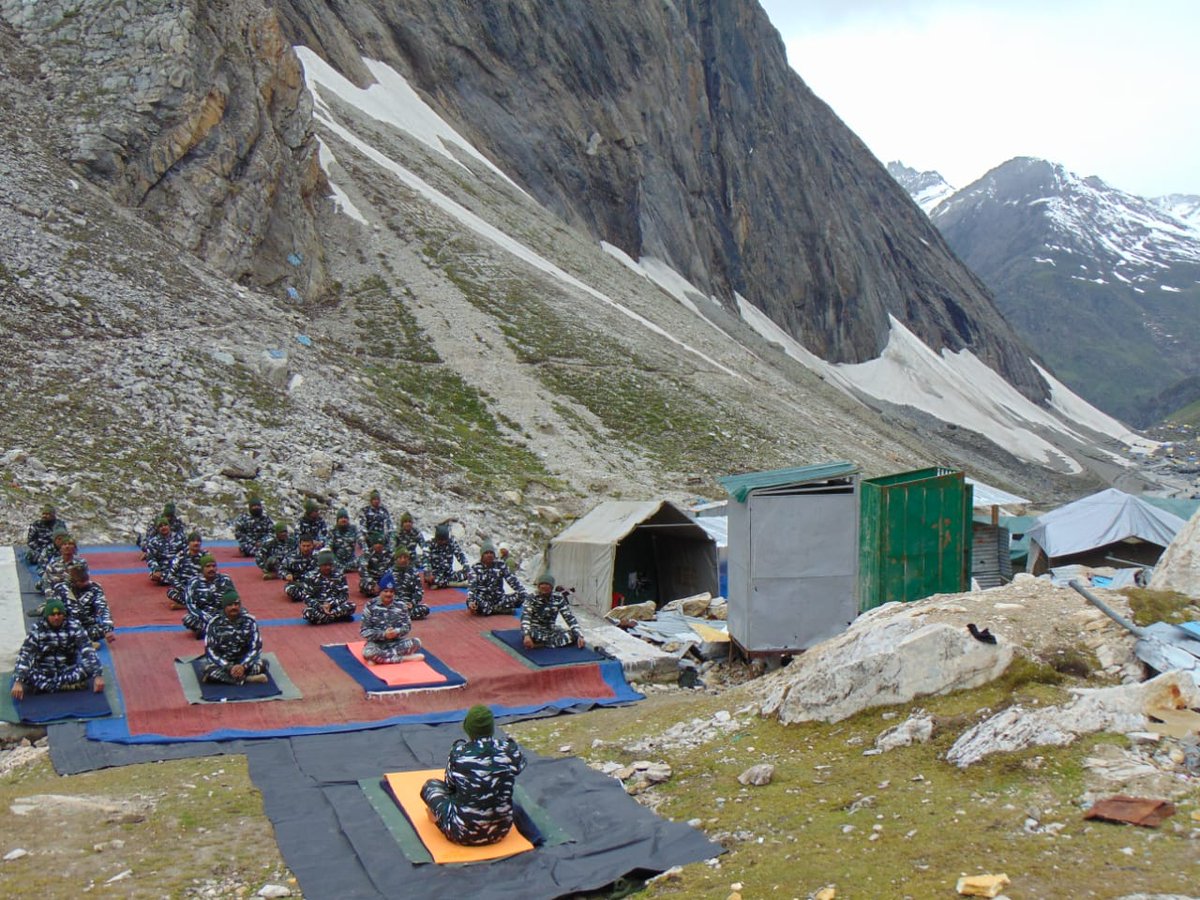 crpfindia's tweet photo. 13000ft पर योग:

पावन श्री अमरनाथ जी गुफा के सम्मुख योगासन कर #InternationalDayofYoga मनाते सीआरपीएफ के वीर।

#YogaForHumanity #YogaDay 
#IDY2022 https://t.co/l4qVnGa6ay