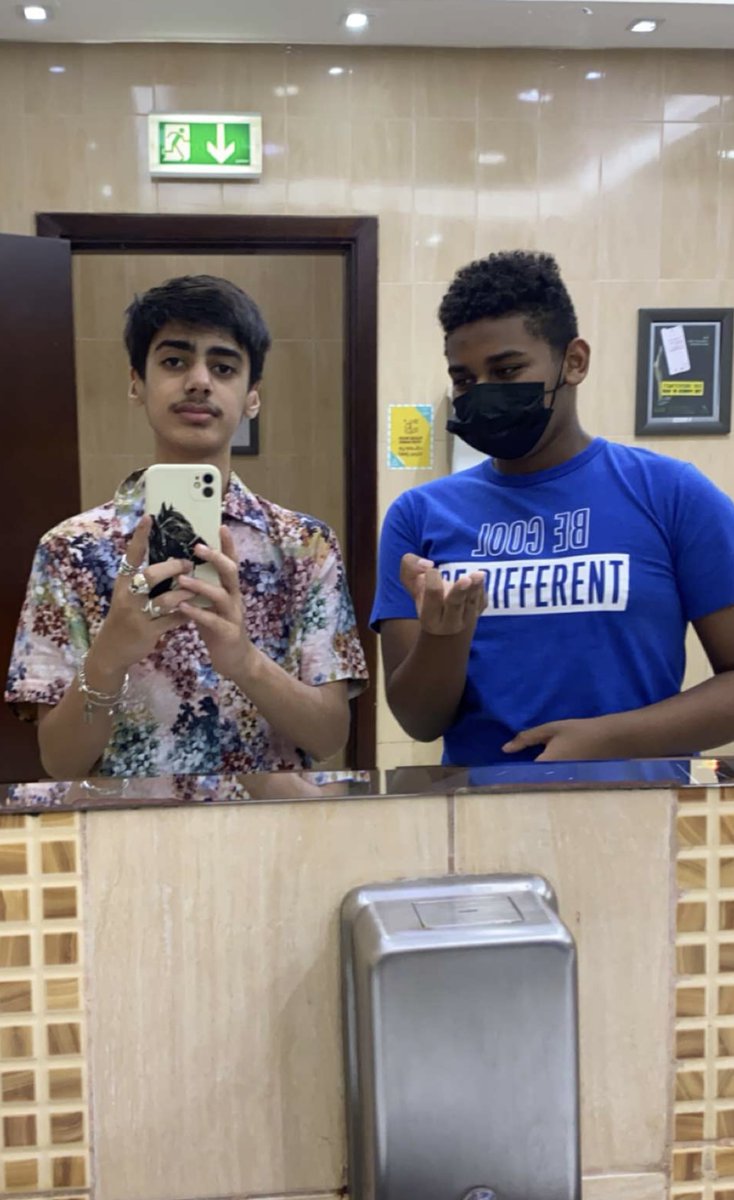 OreoIsNotAlive's tweet image. Ight so umm here is me and my only good irl friend

im the one with the colorful clothes 

ugly as hell right