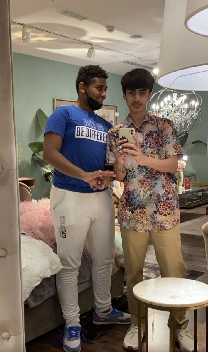 OreoIsNotAlive's tweet image. Ight so umm here is me and my only good irl friend

im the one with the colorful clothes 

ugly as hell right