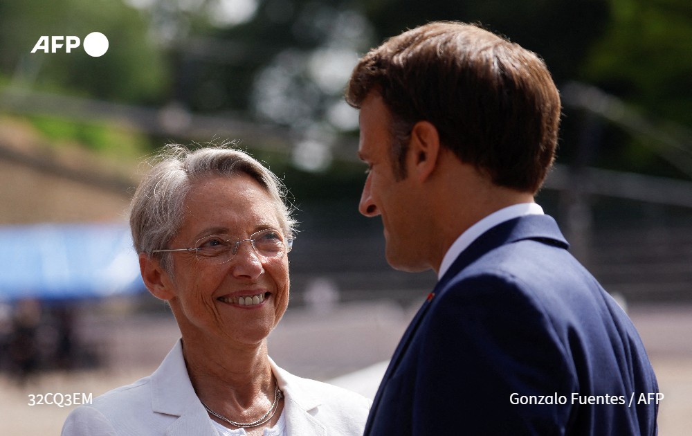 La Première ministre, Elisabeth Borne, a remis sa démission à Emmanuel Macron, qui l'a refusée "afin que le gouvernement reste à la tâche", indique l'Elysée #AFP