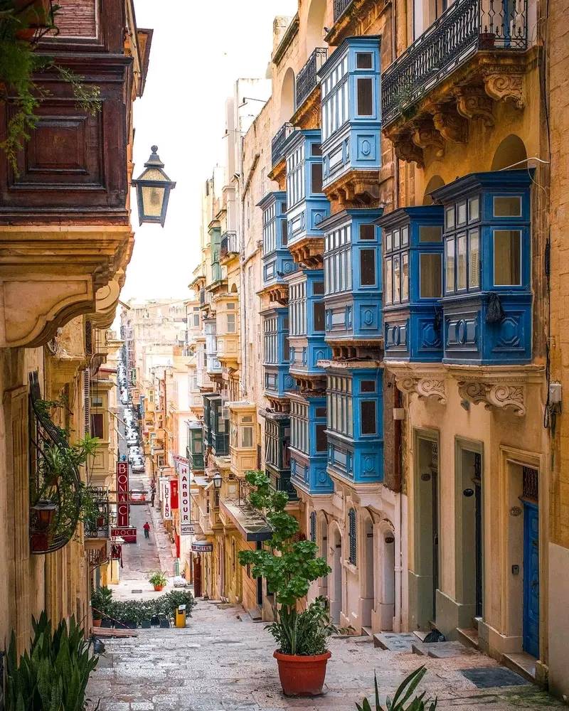 MaxVonSama's tweet photo. #Architecture ๐๏ธ Awesome of the Day โญ
โก๏ธ Street Houses ๐ With Blue Bow Windows in #Valletta #Malta ๐ฒ๐น via @ABeautifulCult1 #SamaPlaces ๐บ
โก๏ธ View More #SamaCollection ๐ https://t.co/Kugls3IJqU
https://t.co/khHiTv7kJk