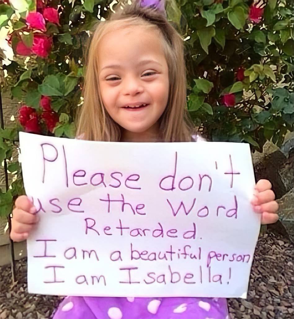 طفلة مصابة بمتلازمة داون كتبت:

"أرجوكم لا تستخدموا كلمة معاق، أنا أنسانة جميلة، أنا أدعى ازبيلا 🥺❤️"