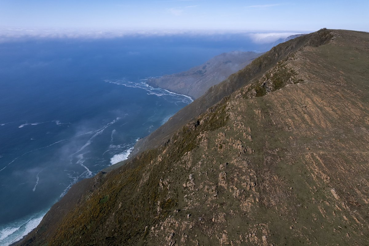 xeocabortegal's tweet photo. Herbeira é espectacular polas vistas, pero tamén paraíso das rochas ultramáficas e de materiais como a Cromita, a Magnetita, a Morenosita, a Zaratita, a Andradita... sen contar que embaixo está Teixidelo e que, segundo algunhas investigacións, a parte oeste ten un pasado glaciar. https://t.co/S0x3lUtI7A