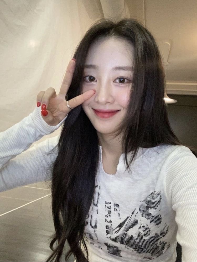 yveseolathinker's tweet photo. practice room selcas!
#YVES #SEOLA https://t.co/6bthcyIbQK