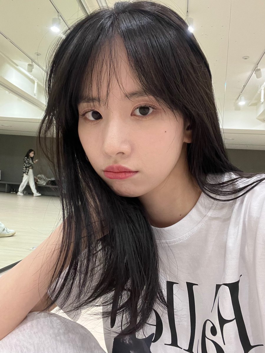 yveseolathinker's tweet photo. practice room selcas!
#YVES #SEOLA https://t.co/6bthcyIbQK