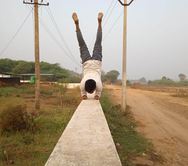 vinayaka0108's tweet photo. Yoga Day Celebrations in our Digital Village Elegaon Nirmal Dist Telangana @CSCegov_ @dintya15 @rajakishore_j @CSCTelangana @CSCSPV_Health @moayush #YogaForHumanity #CSCIDY2022 #MyYogaMyPose #AzadiKaAmritMahotsav VLE Name vinayak kalyanker https://t.co/q3TdN0U6p4
