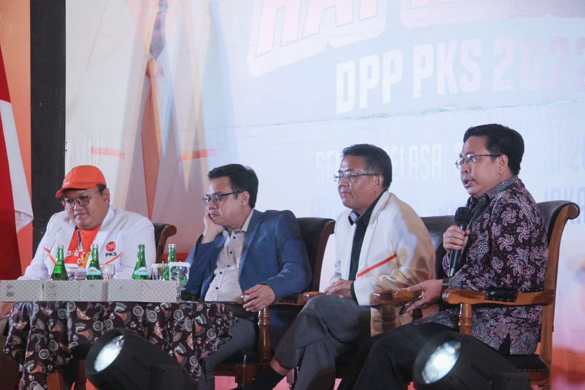 glowinkle's tweet photo. Rapimnas PKS 20-21 juni semoga rekomendasi nya bisa membangun indonesia di masa depan
 #KoalisiUntukRakyat https://t.co/qd3aAF90xZ