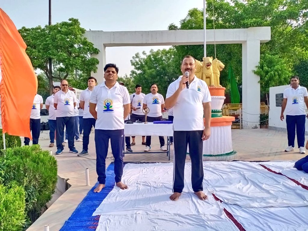 Etahpolice's tweet photo. “योग: कर्मसु कौशलम्”
#InternationalDayOfYoga #UPPolice
विश्व योग दिवस के अवसर पर पुलिस लाइन में योगाचार्यों द्वारा कराया गया योगाभ्यास, एसएसपी संग अधीनस्थों ने सीखे योग के गुण, एसएसपी एटा ने बताया योग से निरोग और निरोगी से कर्मयोगी बनने का करें लक्ष्य निर्धारण
#YogaDayWithUpp https://t.co/ORWHajl1uR
