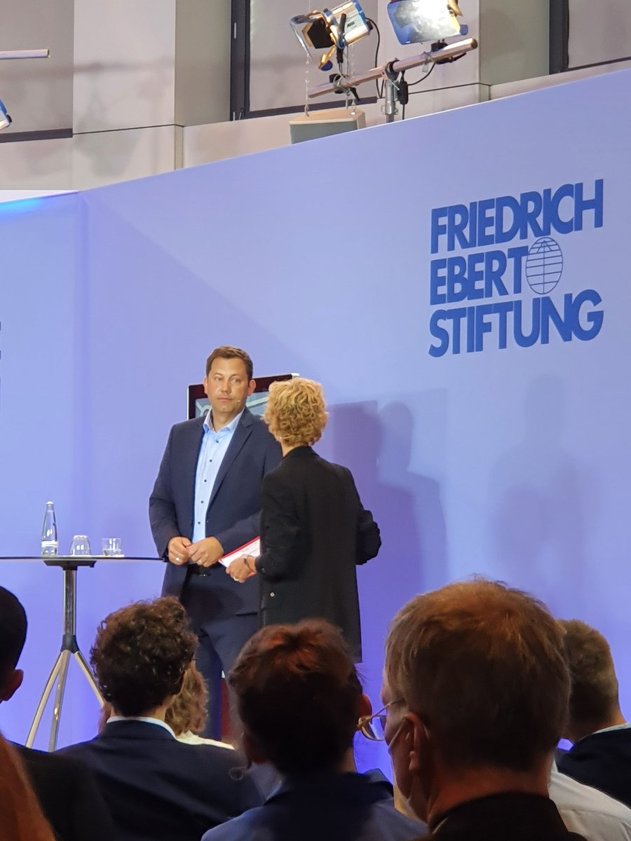 SPD-Parteivorsitzender <a href="/larsklingbeil/">Lars Klingbeil 🇪🇺</a> zur #Zeitenwende: Deutschland dürfe sich nicht noch einmal so abhängig machen, wie im Fall der Energiepolitik. Es brauche eine starke Bundeswehr für unsere Sicherheit und man müsse mehr in Szenarien denken.
#tgk #zeitenwende #FES