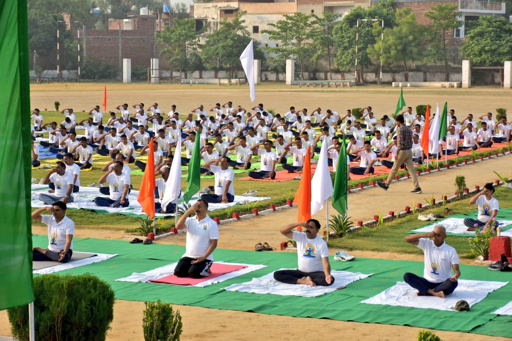 Etahpolice's tweet photo. “योग: कर्मसु कौशलम्”
#InternationalDayOfYoga #UPPolice
विश्व योग दिवस के अवसर पर पुलिस लाइन में योगाचार्यों द्वारा कराया गया योगाभ्यास, एसएसपी संग अधीनस्थों ने सीखे योग के गुण, एसएसपी एटा ने बताया योग से निरोग और निरोगी से कर्मयोगी बनने का करें लक्ष्य निर्धारण
#YogaDayWithUpp https://t.co/ORWHajl1uR