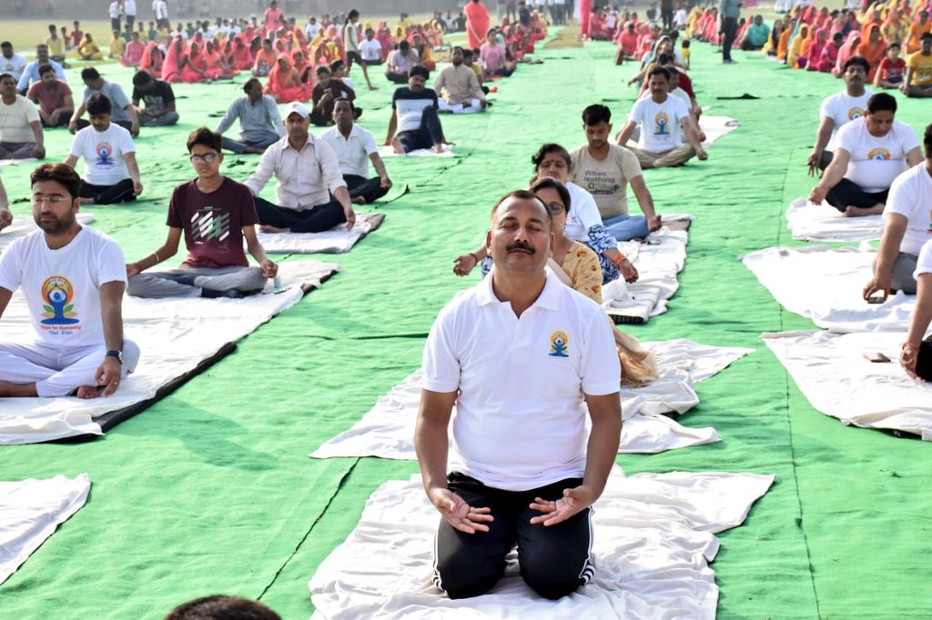 Etahpolice's tweet photo. “योग: कर्मसु कौशलम्”
#InternationalDayOfYoga #UPPolice
विश्व योग दिवस के अवसर पर पुलिस लाइन में योगाचार्यों द्वारा कराया गया योगाभ्यास, एसएसपी संग अधीनस्थों ने सीखे योग के गुण, एसएसपी एटा ने बताया योग से निरोग और निरोगी से कर्मयोगी बनने का करें लक्ष्य निर्धारण
#YogaDayWithUpp https://t.co/ORWHajl1uR