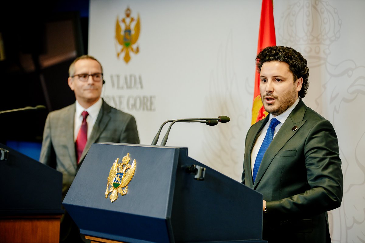 VladaCG's tweet photo. Premijer @DritanAbazovic konferencija za medije: Vrlo je važno da ljudi poput @elatable dođu, osjete, vide #CrnaGora i sagledaju njene ukupne kapacitete i mogućnosti. Iz toga se, očekujem, rađaju ideje. 1/2 https://t.co/5HC1UNjMP3