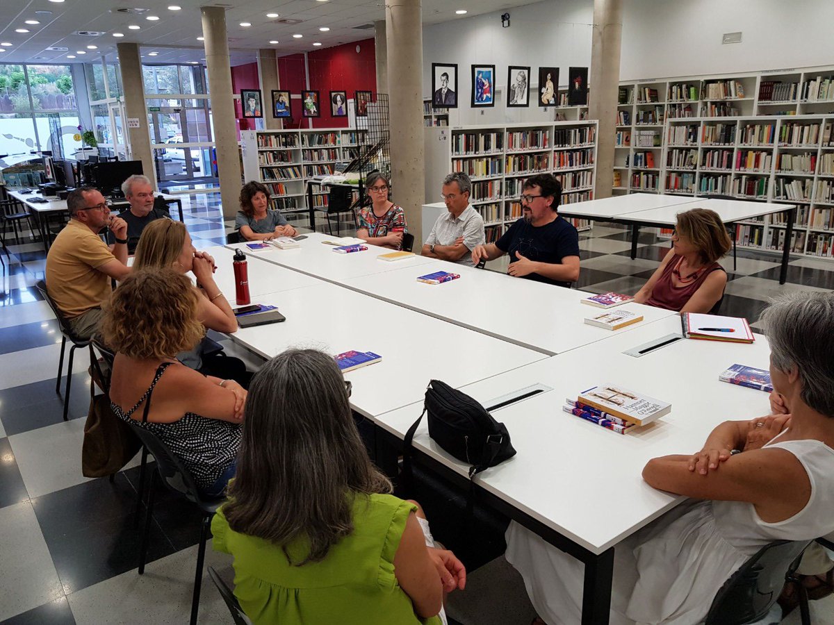 DeLectura's tweet photo. Feta la sessió amb l'autor #LluisOlivan. Un autèntic luxe poder compartir aquestes estones entre escriptors i lectors. Gràcies a @AteneuCartella @AjSantGregori i @lletres 

"Hora de celebrar la vida. Via Vladivostok" https://t.co/5Z9qim9LYE