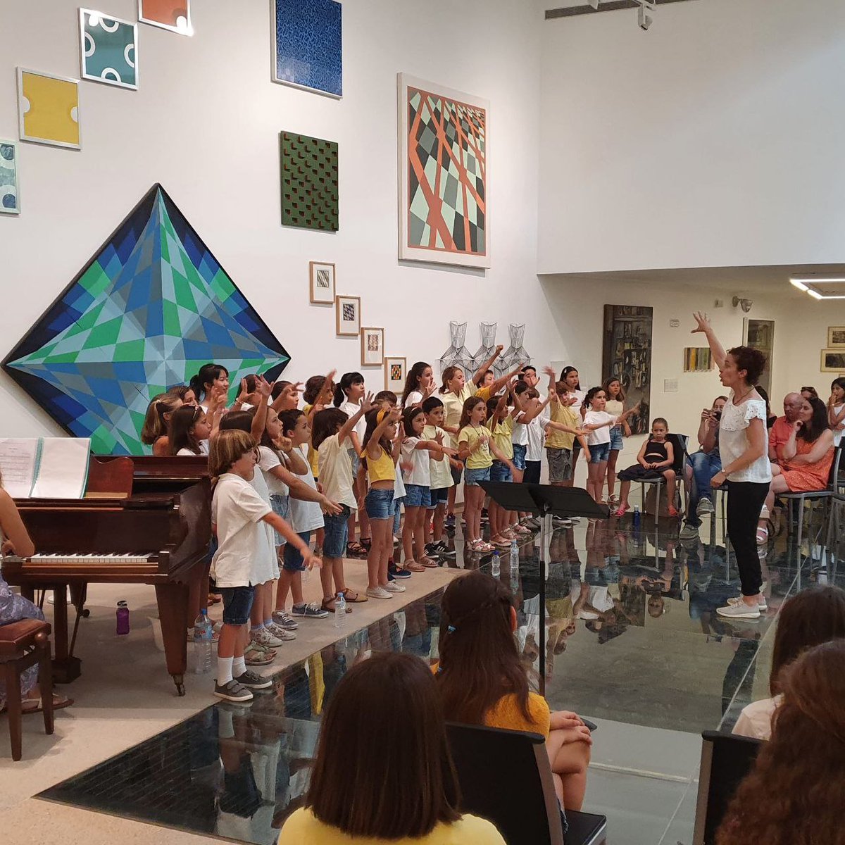 musicaeivissa's tweet photo. 🎊 🎶 Avui és el #DiadelaMúsica i per a aquesta data tan especial hem reservat unes imatges de l'actuació que els més petits varen fer el passat divendres.

✨ Vàrem viure moments emocionants amb aquests petits que pronte podrem veure segur a les  nostres agrupacions musicals. https://t.co/3SNv4oOUC3