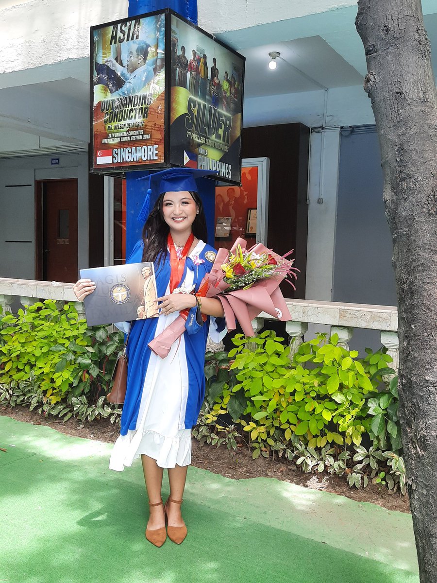 kayenotkimberly's tweet photo. Kaka benofben ko to! 😭😭😭 graduate na ko mga bestie <333

Sharing some of my pics yey. Thank you sa lahat ng liwanag na nakasama ko sa journey na ito. My constant rant buddies and kachikahan and also to @BenAndBenMusic ultimate motivator huhu thx po sa music more pa po labyu! https://t.co/DP0ZpRVvUs