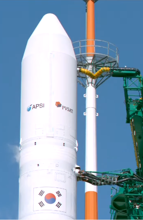 HajinsunTV's tweet photo. And Korea becomes the 7th country in the world to send a homegrown space rocket :D Nuri rocket has been launched at 4pm today and the dummy satellite just reached safely the orbit 🚀
#Nuri #누리호 #Nurirocket https://t.co/pDv1UaRSON