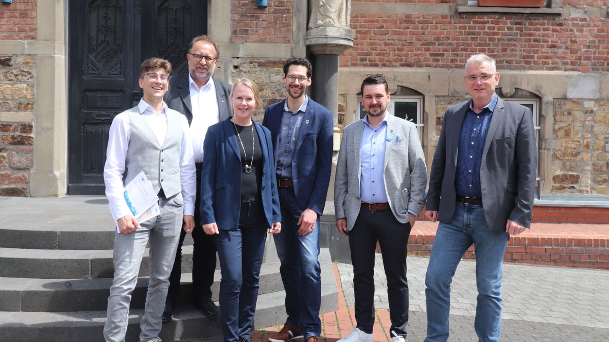 Die IHK Koblenz setzt mit dem IHK-#Stadtentwicklungscheck auf Impulse der #Wirtschaft für die Entwicklung attraktiver #Innenstädte. #GemeinsamVorOrt mit Uwe Bruchhäuser, Manuel Liguori,<a href="/oliverkruegel/">Oliver Krügel</a> zur Vorbereitung der Kick-off-Veranstaltung in #BadEms am 04.07.
#IHKKoblenz