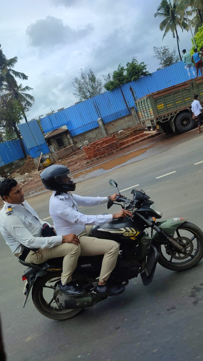 karandobaria's tweet photo. Double Helmet Rule Is Applicable For Everyone 
And Valid Insurance Is Also Mandatory 
Bike Number :- MH05CE8688
@MumbaiPolice https://t.co/AyJ1dcdxgS