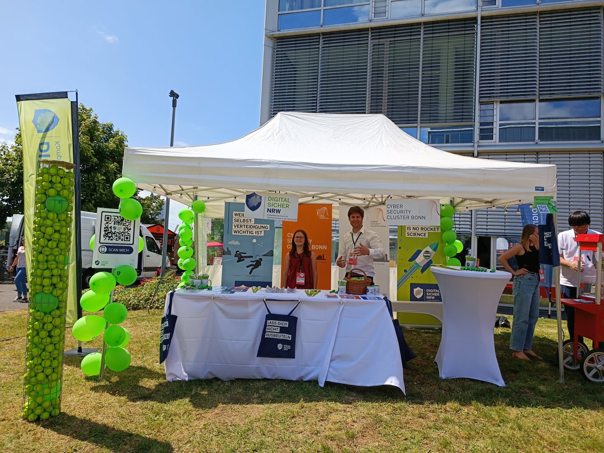 CSCBonn's tweet photo. 📢Wir sind startklar beim Open Air STARTUP SUMMER SLAM Festival vom @digitalhub_de. Kommt vorbei und gönnt euch frisches Popcorn bei Live-Musik und Sonnenschein🍿. Wir freuen uns auf euch. #SSSF22 https://t.co/Eb5LqDZHi7