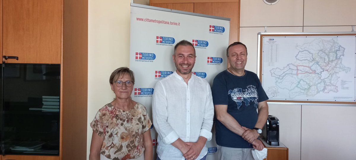 CittaMetroTO's tweet photo. #comuninlinea #stradeCittaMetroTO 
Per gli appuntamenti di Comuni in linea, il vicesindaco della @CittaMetroTO @JacopoSuppo ha incontrato la vicesindaca del Comune di Rivarossa Lucia Goletto e l’assessore Fabrizio Morutto👉 https://t.co/crvPp1utBn
ℹ https://t.co/MoWPj1lUm2 https://t.co/9DgNXLrrYK