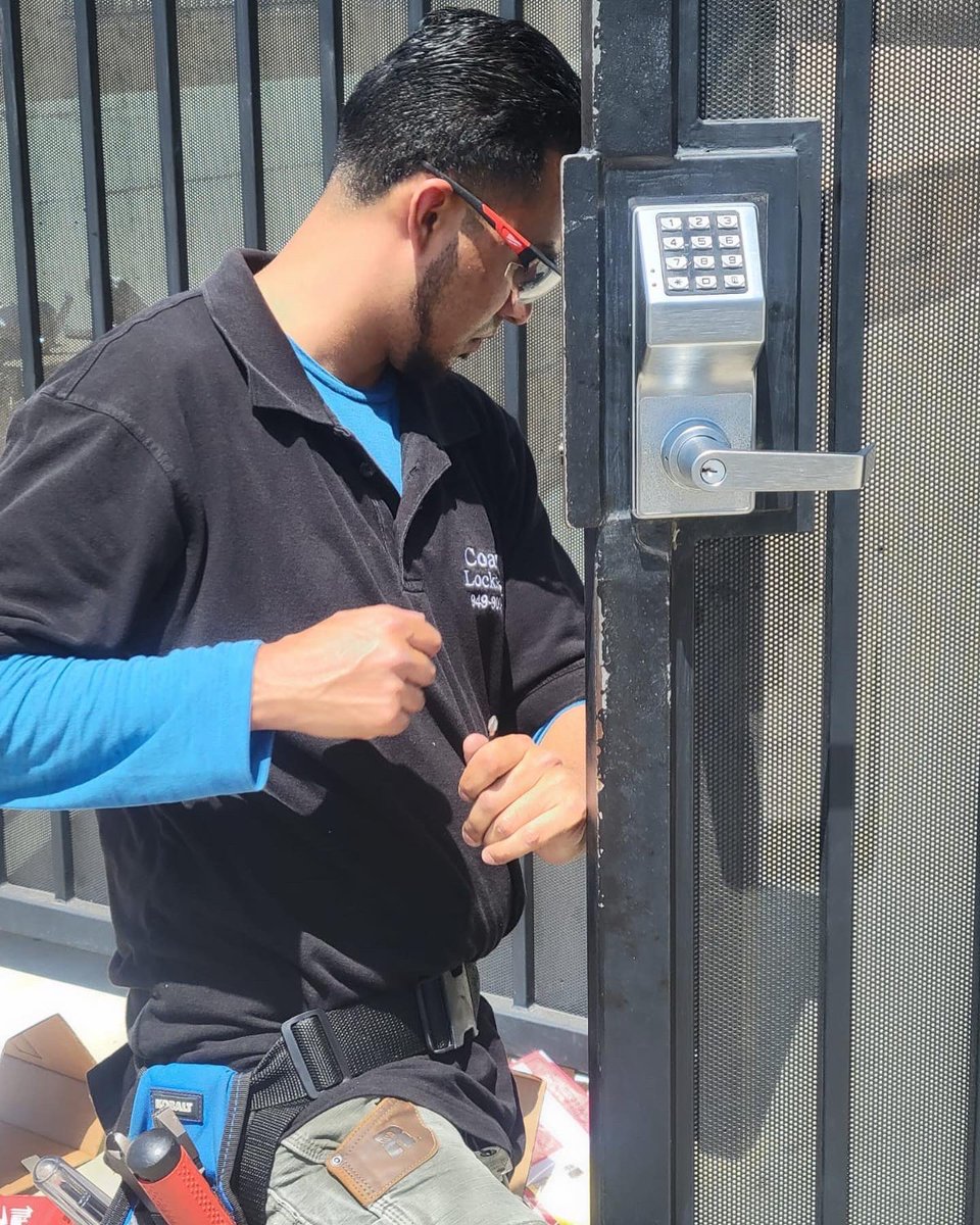 CoastalLocksmit's tweet photo. Trilogy alarm lock keypad lever set, waterproof installation on a gate door. #locksmithingskills 

📞949-900-9015 ✅

#locksmith #coastallocksmith #mobilelocksmith #oclocksmith #localbusiness #locallocksmith #commerciallocksmith #socal #orangecountyca #huntingtonbeach https://t.co/Y08yw4FtGt