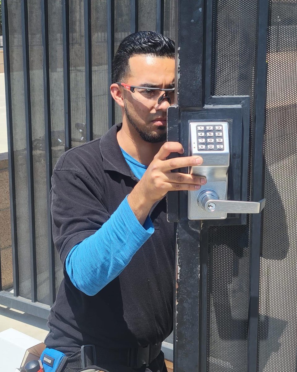 CoastalLocksmit's tweet photo. Trilogy alarm lock keypad lever set, waterproof installation on a gate door. #locksmithingskills 

📞949-900-9015 ✅

#locksmith #coastallocksmith #mobilelocksmith #oclocksmith #localbusiness #locallocksmith #commerciallocksmith #socal #orangecountyca #huntingtonbeach https://t.co/Y08yw4FtGt