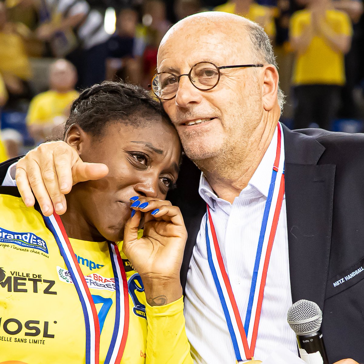 MetzHandball's tweet photo. Notre chère @Graace_Z 👑, ce retour inattendu qui a tant fait vibrer les Arènes et l’ensemble de nos supporters messins🏆
𝔾𝕣â𝕔𝕖 🐉 𝕔’𝕖𝕤𝕥 :
8x @LBE_Officiel🥇
1x @ehfcl🥉
5x @ffhandball🥇
2x Coupes de la Ligue 🥇
𝗧𝗛𝗔𝗡𝗞 𝗬𝗢𝗨 𝗤𝗨𝗘𝗘𝗡 𝗚 😘👑
📷 @ldeslangles https://t.co/sapo3e5OXS