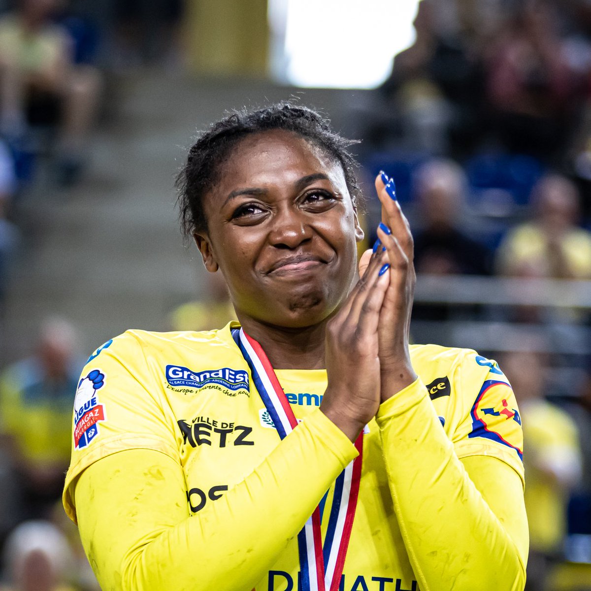 MetzHandball's tweet photo. Notre chère @Graace_Z 👑, ce retour inattendu qui a tant fait vibrer les Arènes et l’ensemble de nos supporters messins🏆
𝔾𝕣â𝕔𝕖 🐉 𝕔’𝕖𝕤𝕥 :
8x @LBE_Officiel🥇
1x @ehfcl🥉
5x @ffhandball🥇
2x Coupes de la Ligue 🥇
𝗧𝗛𝗔𝗡𝗞 𝗬𝗢𝗨 𝗤𝗨𝗘𝗘𝗡 𝗚 😘👑
📷 @ldeslangles https://t.co/sapo3e5OXS