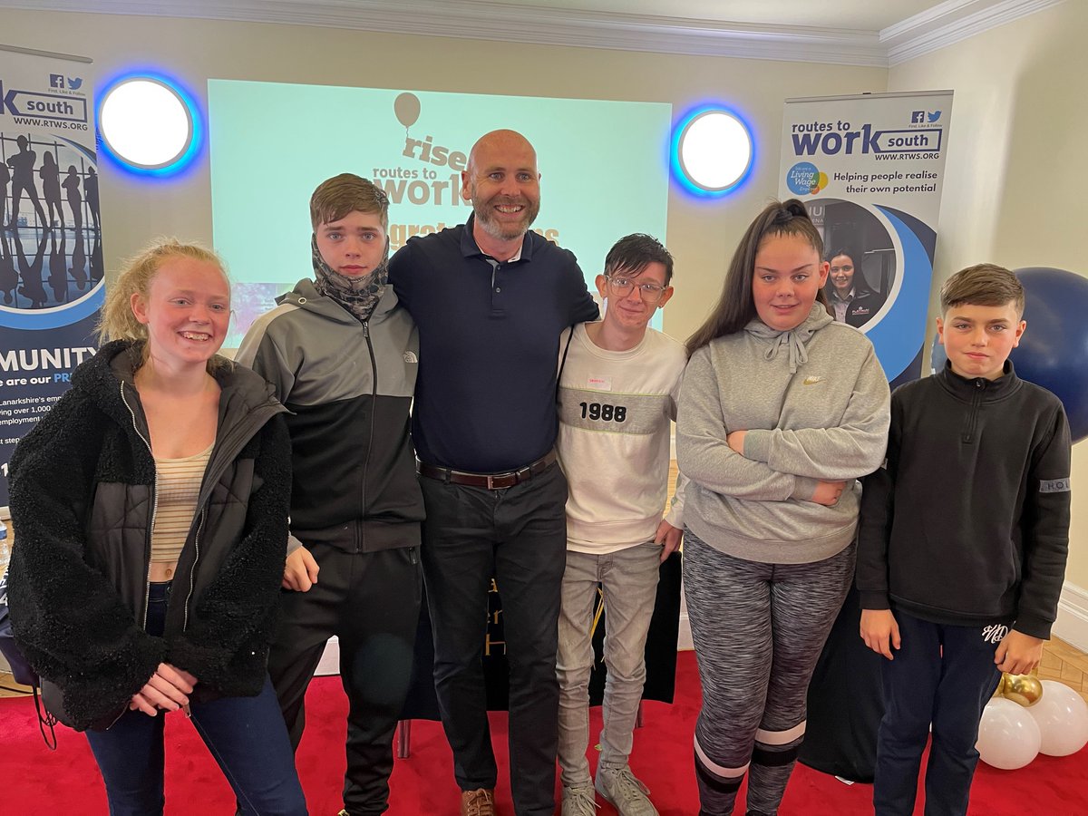 CarlukeHS's tweet photo. Congratulations to all our #SummerLeavers2022 who graduated successfully from the RISE Programme #RoutestoWorkSouth #Mark #Damien #Emily #Amber #Aaran #MrMacLennan #DWI
@routestowork https://t.co/M4P0g6gdGp