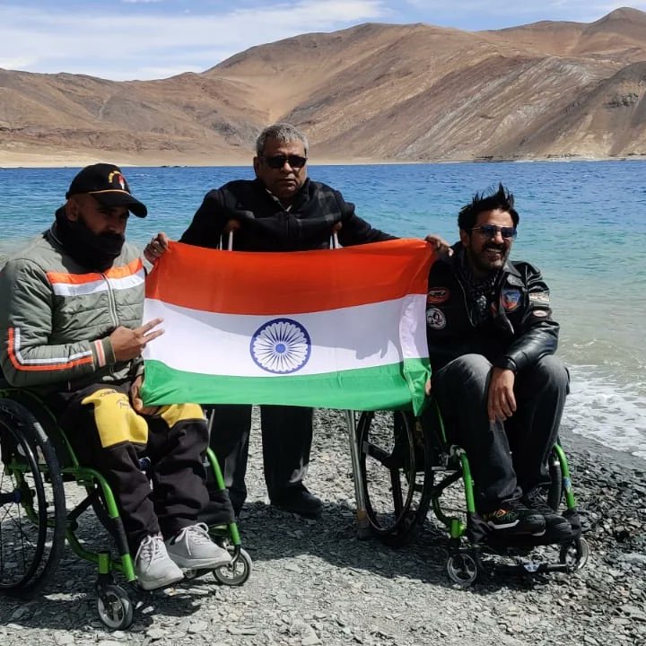 sqnldrabhai's tweet photo. Our #DriveWithAbility expedition has reached #PangongLake situated at a height of 14,300 feet where we celebrated #InternationalDayofYoga with our fellow team members.
Thanks to everyone for supporting the initiative and helping us reaching towards our goal.#YogaForHumanity https://t.co/bAI291vOjZ