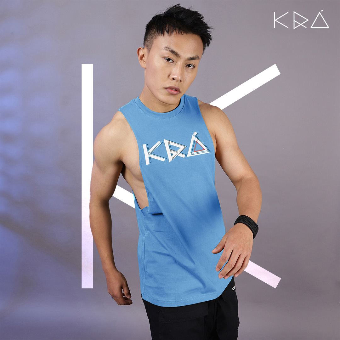 Take a break from your monochrome fits with this cheerful sky-blue singlet. Pick yours up at the link in bio.
.
.
.
.
#YouDoYou #KraLife #OOTD #BlueSinglet #Streetwear #Makethisyoursnow #Indianstreetwear #indianstreetweararchive #indianwear #Singlet #pause