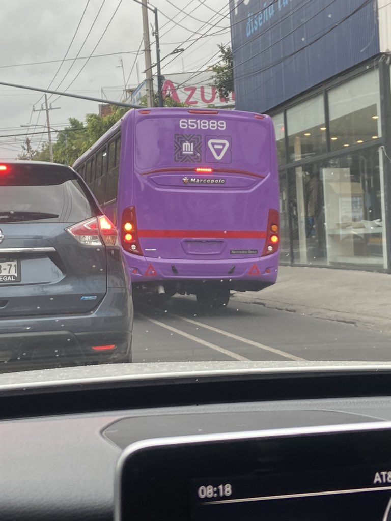 emi_usj's tweet photo. Transporte público invadiendo la ciclovía y sin placas @AlcaldiaBenito @SSC_CDMX @Claudiashein https://t.co/rtrt4GyWZc