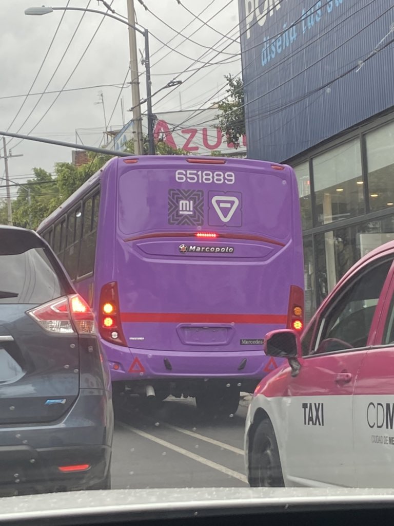 emi_usj's tweet photo. Transporte público invadiendo la ciclovía y sin placas @AlcaldiaBenito @SSC_CDMX @Claudiashein https://t.co/rtrt4GyWZc