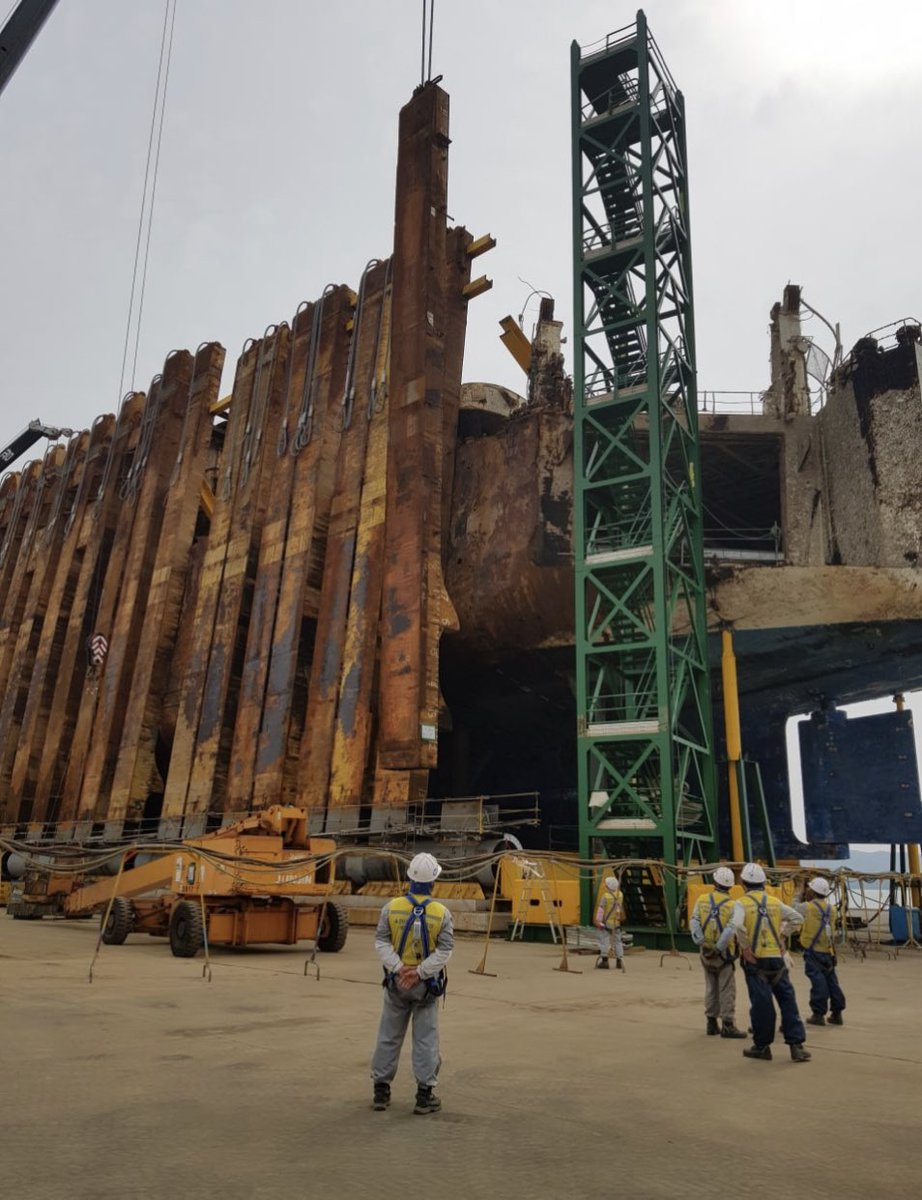 베르누이의 정리도 모르는 사람이 침수 경로가 잘못 되었다고 우긴다. 
경사 우력정도 모르고 GZ그래프도 모르는 사람이 자신들이 만든 횡경사 그래프를 해석할수 없으니 침몰원인이 외력이라고 박박 우긴다. 
그리고 우리 가족들을 이용하여 자신의 주장을 관철 시키려 한다. 

알흠답다. 알흠다워.