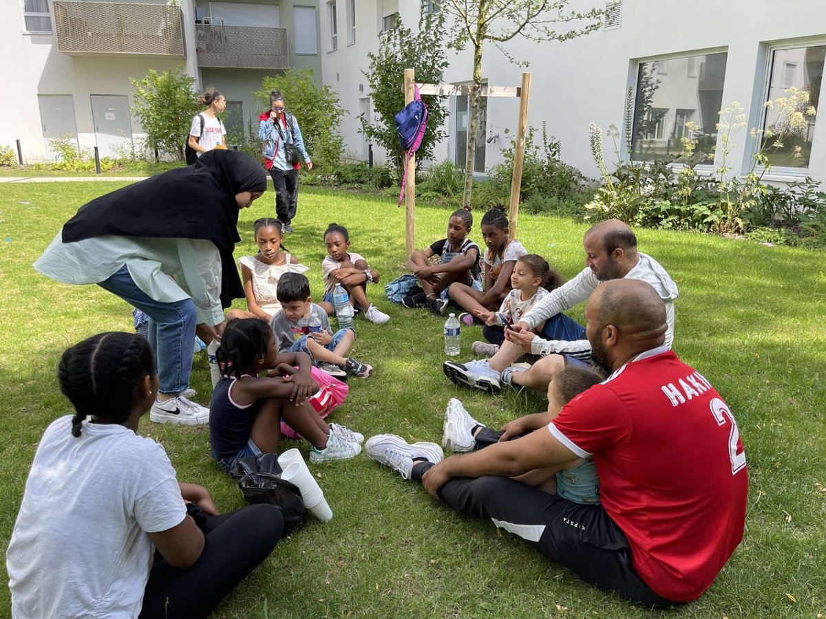 judicaelsa's tweet photo. Les résidents se mobilisent @champigny adenot ⁦@SEQENSofficiel⁩. Ils ont décidé de nettoyer les abords de leurs pieds d’immeubles et après l’effort réconfort avec goûter. Merci 🙏🏼 @apes ⁦@LAlternateur94⁩ ⁦@ESS_Club_Idf⁩ #solidarité #convivialité #respect #voisin https://t.co/oLg0AAHEAU