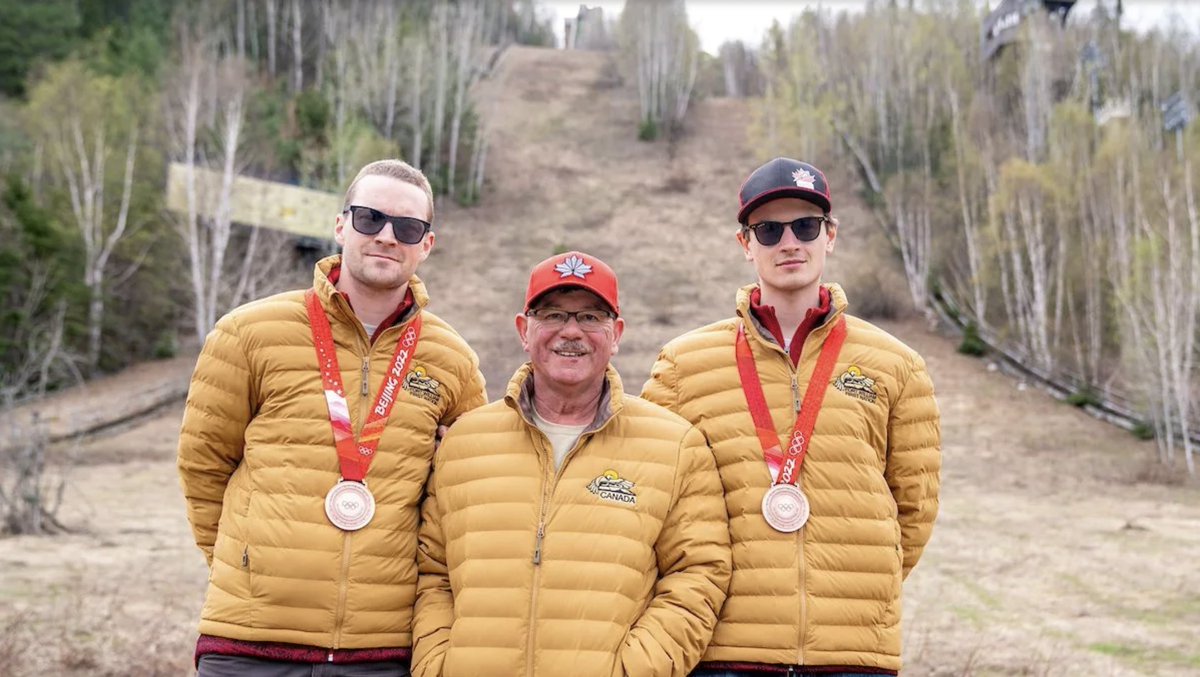 On National #IndigenousPeoplesDay, we share Steve Collins' story 👏

Learn why one of #TeamCanada's best ever 🎿 jumpers connected the youth in his home of Fort William First Nation with Olympic 🥉 <a href="/MackenskiBC/">Mackenzie</a> &amp; <a href="/MatthewSoukup97/">Matthew Soukup</a>

Read more 👉 bit.ly/39In7x2

#NIPD2022
