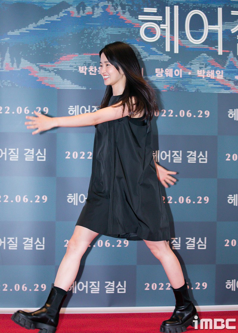taerizm424's tweet photo. 김태리 보폭 큰거봐 두 발짝만에 지구 반바퀴 돌겠음ㅋㅋㅋㅋ https://t.co/hlbJziqhNl