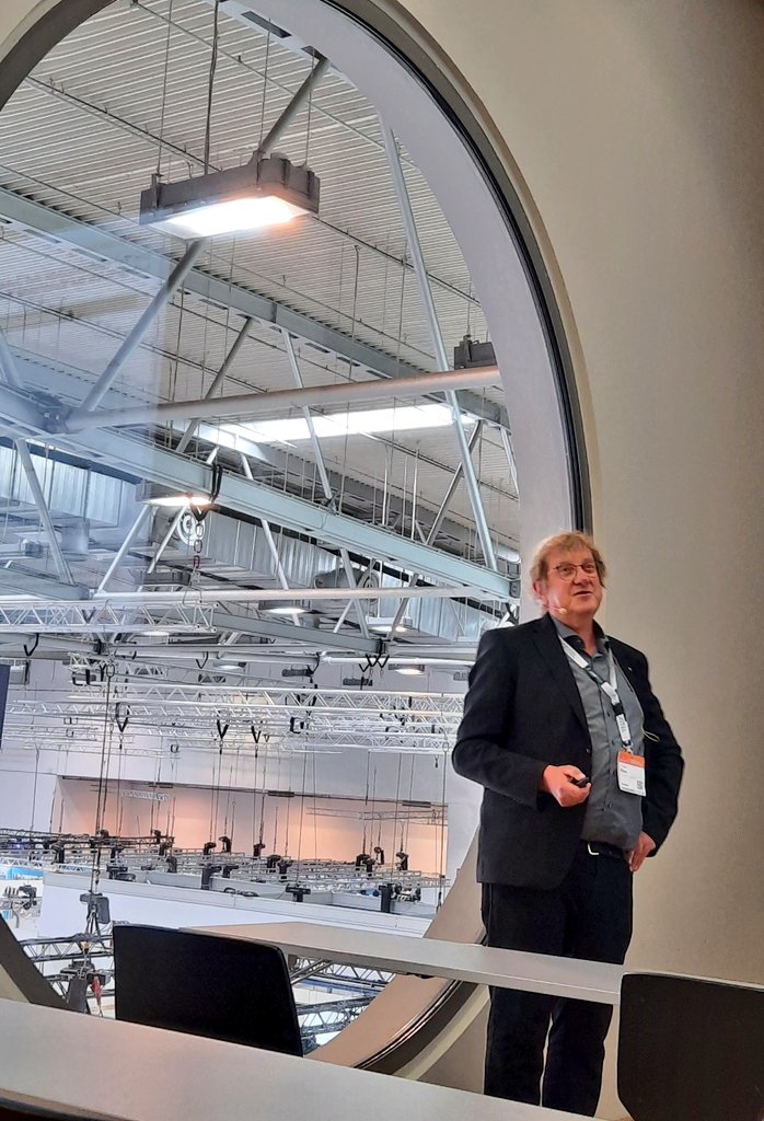 Jen_Friedrich's tweet photo. "Wir sind verdammt gut beraten zu diversifizieren." So Dr. Mike Ritzau von @BETAachen über die Herausforderungen der deutschen Erdgasversorgung. #LNG #Transport und europäische Eigenproduktion rücken in den Vordergrund. #Zukunftskongress @NRW_E4C #Eworld2022 https://t.co/evutLhlZCH